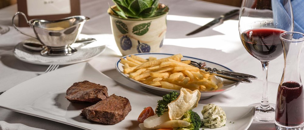 Après-snow party in Samnaun. Après-ski bar-club-disco Après-snow party in Samnaun. Après-ski bar-club-disco