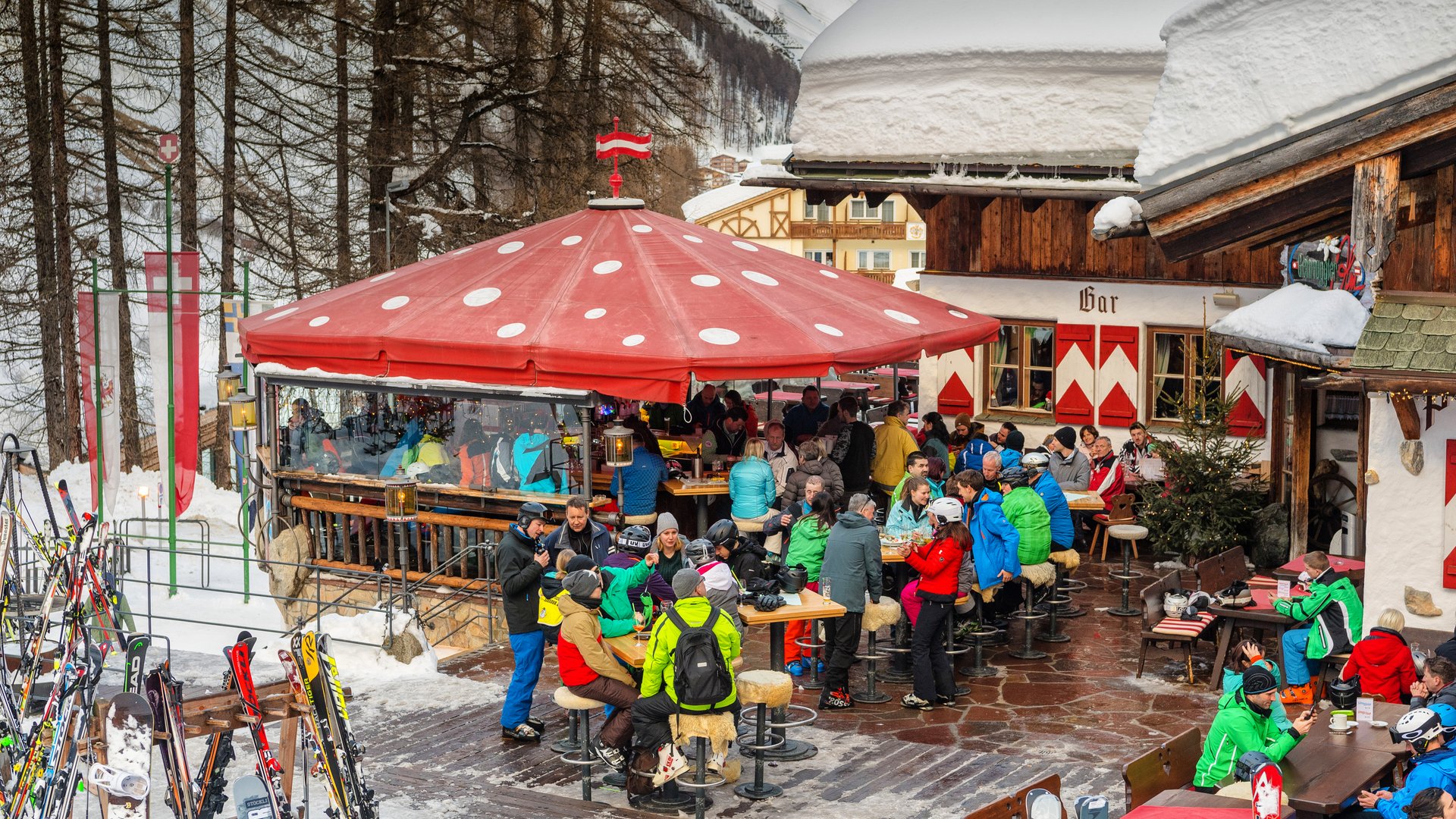 Après-snow party in Samnaun. Après-ski bar-club-disco Après-snow party in Samnaun. Après-ski bar-club-disco