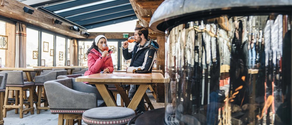 Après-snow party in Samnaun. Après-ski bar-club-disco Après-snow party in Samnaun. Après-ski bar-club-disco